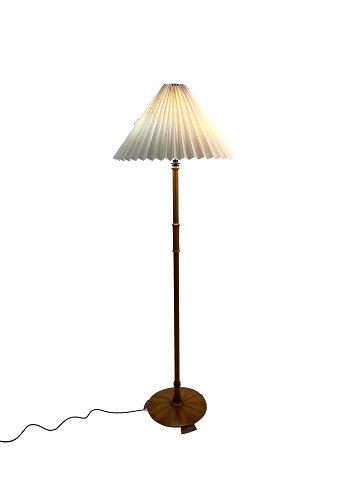 Floor lamp in walnut with paper shade, of Danish design from the 1960s. 
5000m2 showroom.
Great condition
