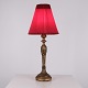 Bordlampe i Forgyldt Træ med Udskæringer og Original Rød Lampeskærm fra 1940’erne